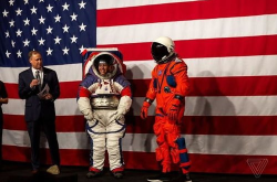nasa公开新宇航服,安全革新与未来探索的守护者