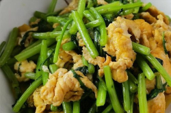茼蒿炒鸡蛋,茼蒿炒鸡蛋的做法与营养解析”